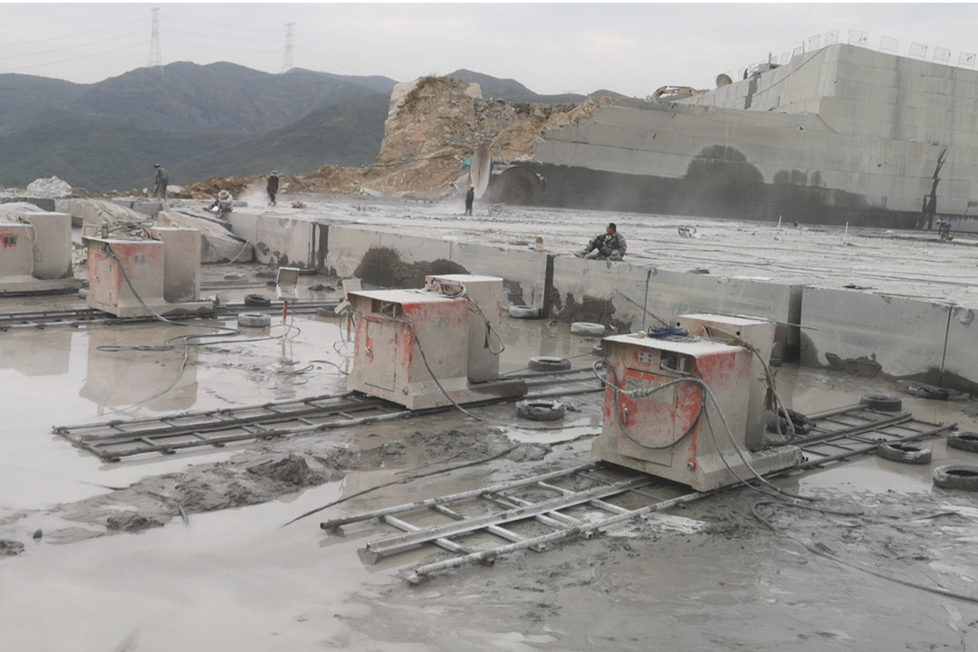 Stonewin Diamond Wire Saw Machine for Granite Quarry: Multiple Units Simultaneous Cutting for Granite Block Extraction